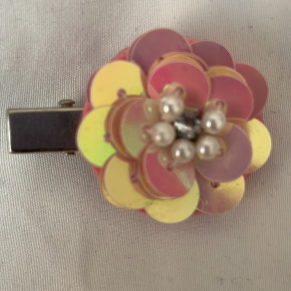 Hair clips with pink sequins and white pearls w/center rhinestone. Set of 3. - Picture 2 of 5